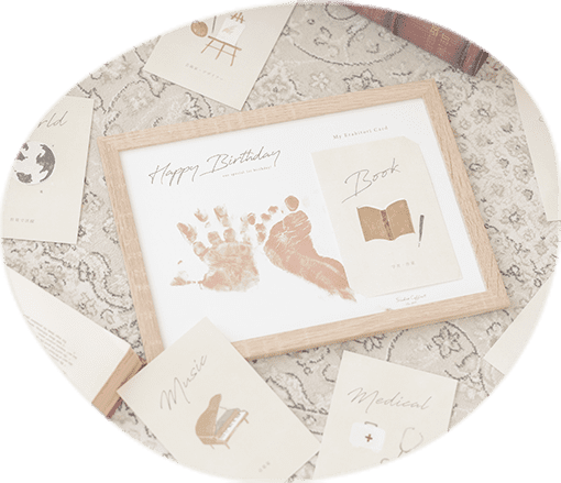 選んだカードと手足型が飾れる台紙付き