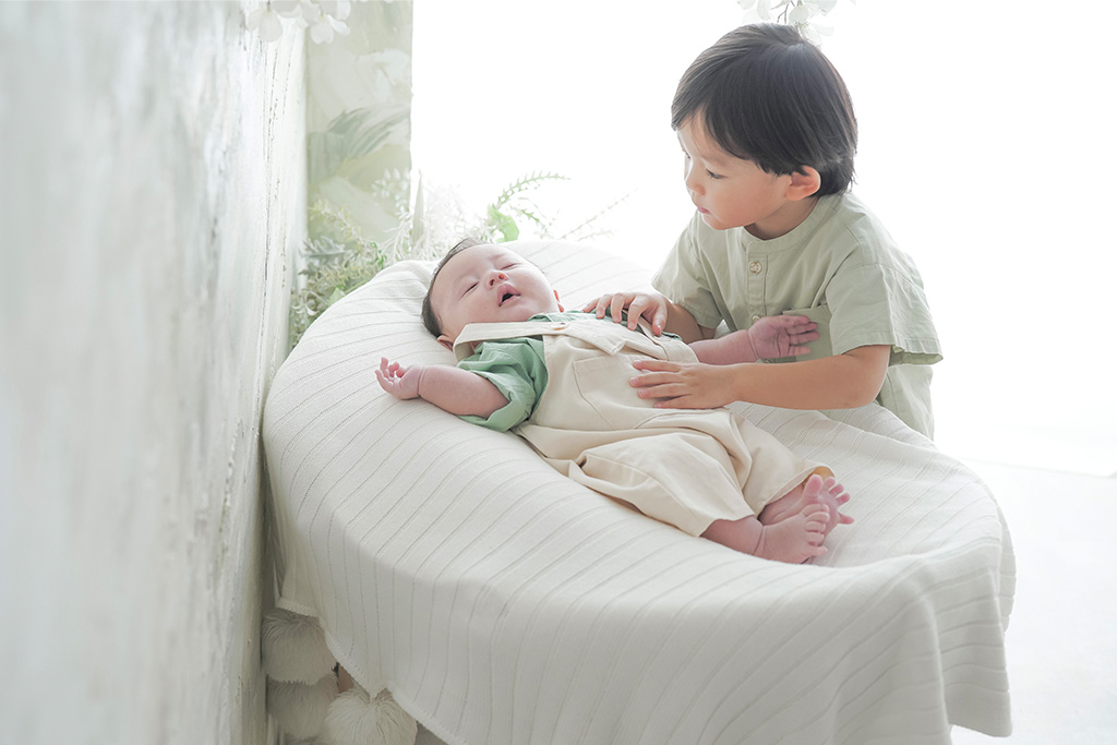 赤ちゃんと兄弟写真